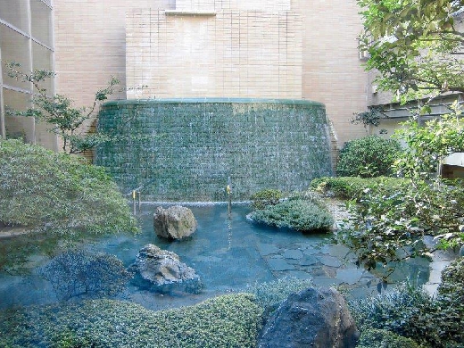 自然の安息を感じられる、滝のある憩いの中庭
